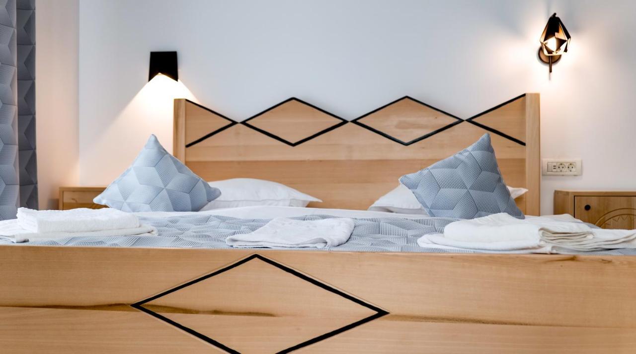 バイア・デ・フィエル Conacul Olarilor Bed & Breakfast エクステリア 写真