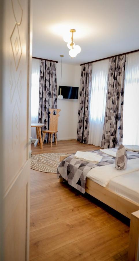 バイア・デ・フィエル Conacul Olarilor Bed & Breakfast エクステリア 写真